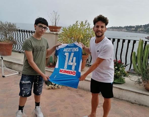 Napoli, 13enne aggredito da un gruppo di bulli: Mertens lo invita a casa sua e gli regala la maglia article-post