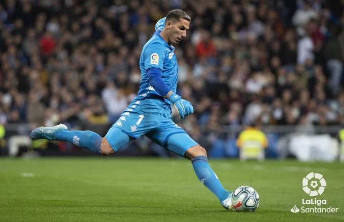 Liga, cinque calciatori positivi al Coronavirus. Uno è Joel Robles del Betis preview