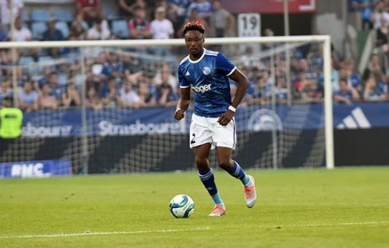 ESPLOSIVITÀ, PERSONALITÀ E LETTURE DIFENSIVE: SIMAKAN, IL NUOVO COLOSSO FRANCESE article-post