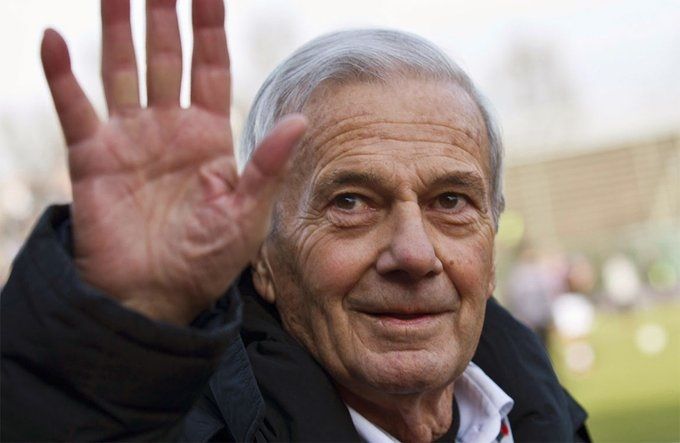 In centinaia per l’ultimo saluto a Simoni. La moglie: “Tutto questo affetto ci commuove” preview