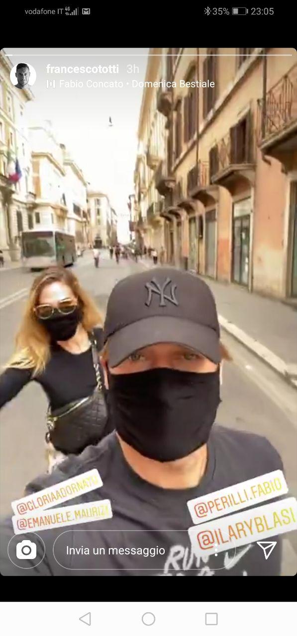 Totti come un turista in giro per Roma: mascherina e scatti con Ilary preview