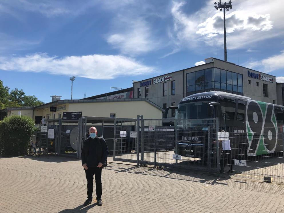 Patrick Zube, il tifoso dell’Hannover che non si perde una partita dal 1990: nemmeno le porte chiuse lo fermano article-post