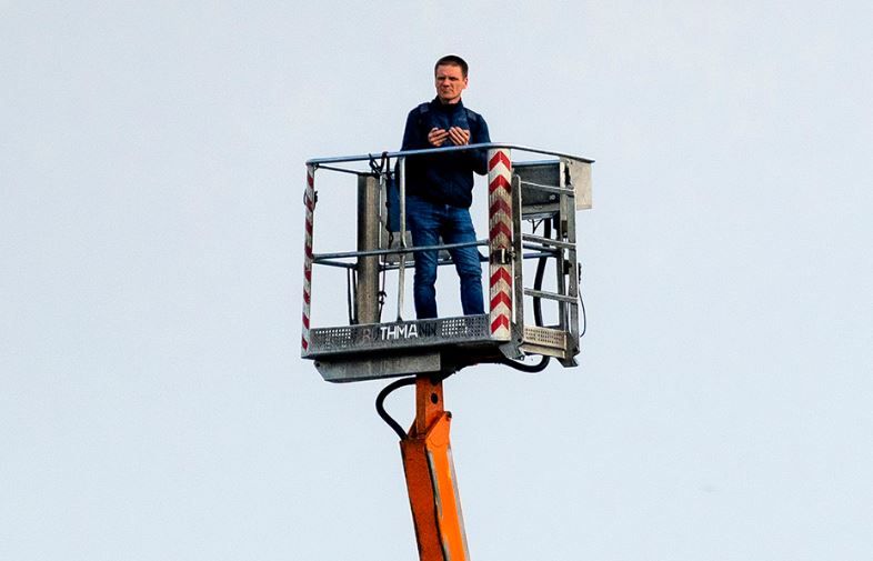 Polonia, tifoso noleggia una gru per assistere alla partita della sua squadra article-post