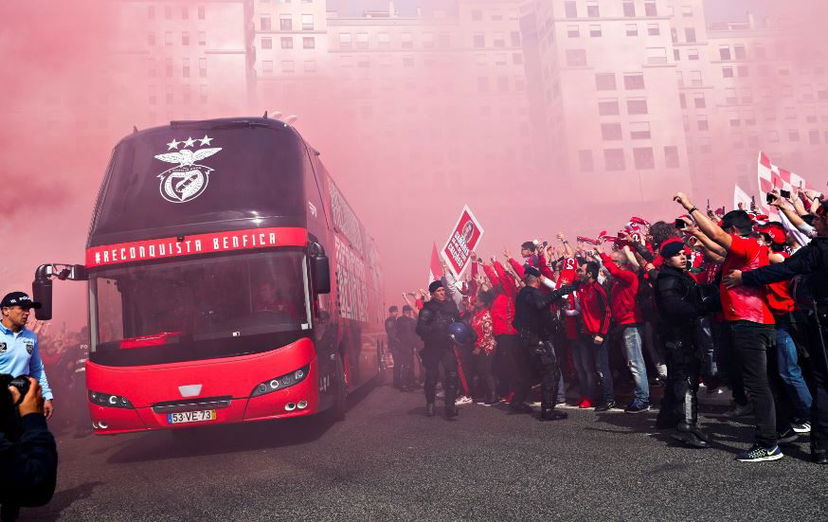 Portogallo, pietre contro il pullman del Benfica: due giocatori in ospedale preview