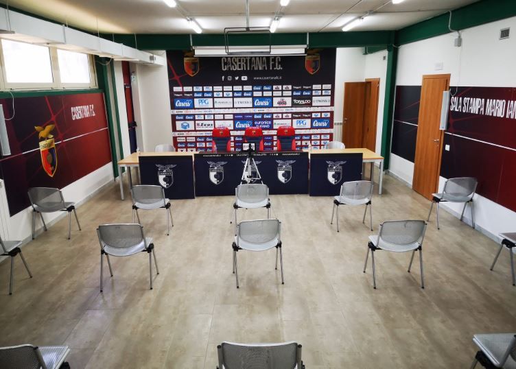 Casertana, irruzione in sala stampa: polvere degli estintori contro i presenti. Salta la conferenza del dg preview