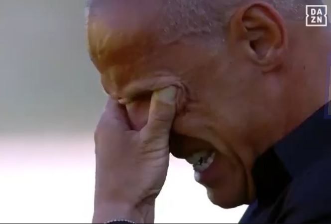 Filippini in lacrime nel ricordo della madre durante il minuto di silenzio per le vittime del Coronavirus preview
