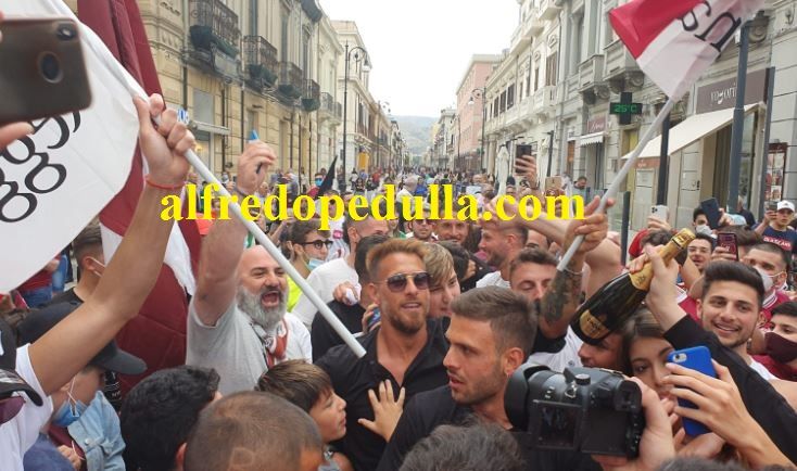 Reggina, è l’ora della festa: i tifosi amaranto invadono le strade del centro. Foto e video preview