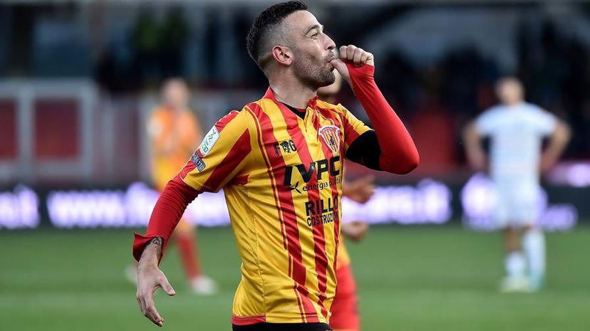 Serie B: passo falso casalingo del Lecce, il Brescia vola in testa. Manita del Benevento preview