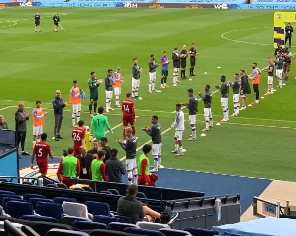 Il City omaggia il Liverpool con la passerella d’onore, spettacolo all’Etihad. La foto preview