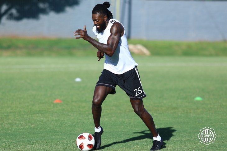 Ufficiale, Adebayor lascia il Club Olimpia: “Riportarlo qui ci costerebbe troppo” preview