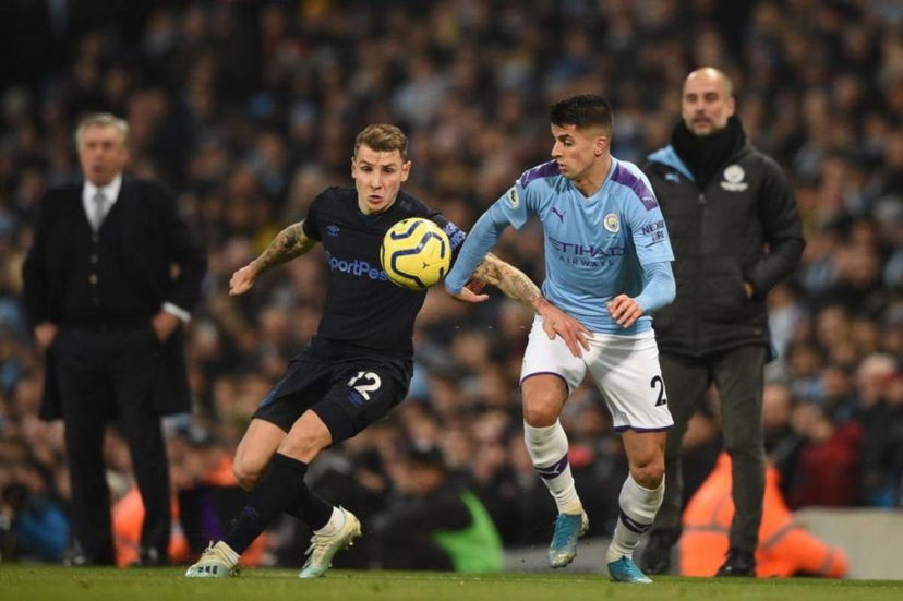 Cancelo eroico, salva un bambino autistico durante l’invasione di campo dei tifosi del City preview