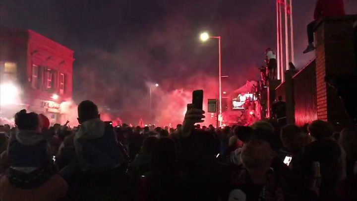 Liverpool, nove arresti per i disordini a seguito dei festeggiamenti di ieri sera. Il video preview