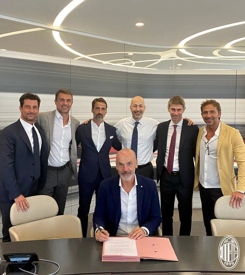 Pioli-Milan 2022: ecco la foto della firma preview