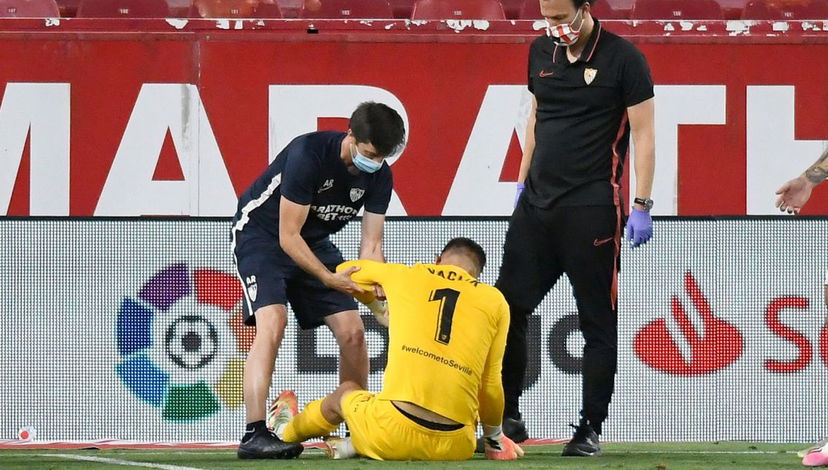 Siviglia, si ferma Vaclík. Per lui una distorsione al collaterale del ginocchio preview