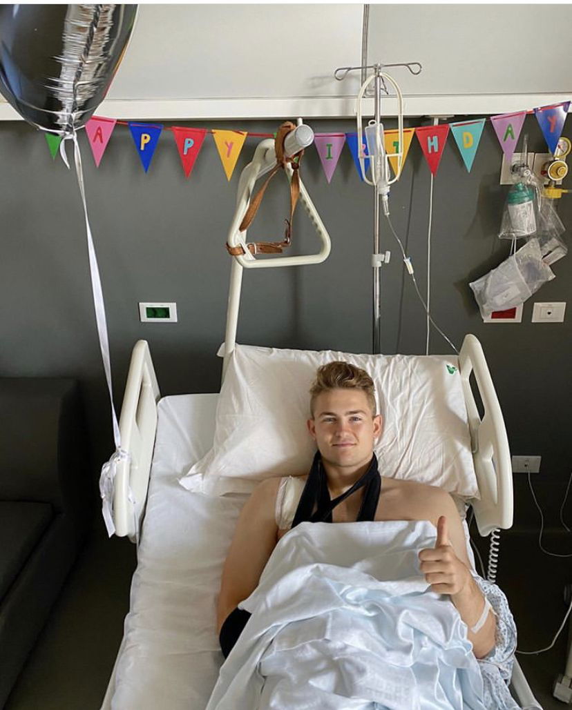 De Ligt sull’operazione alla spalla: “Grazie a tutti, è andata bene” preview