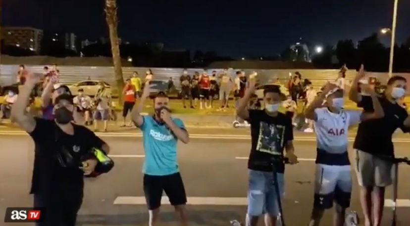 Messi dice addio, i tifosi in protesta davanti al Camp Nou: “Bartomeu dimettiti preview