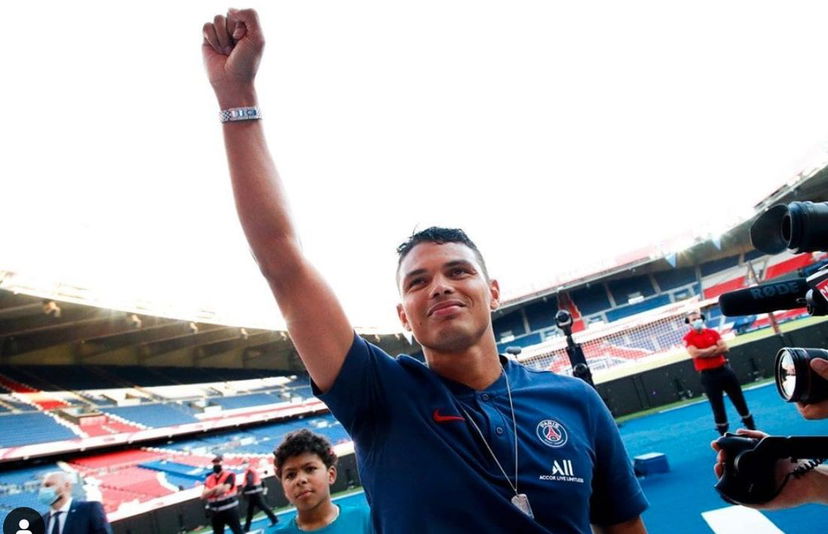 Thiago Silva verso il Chelsea, la moglie lancia un indizio social preview