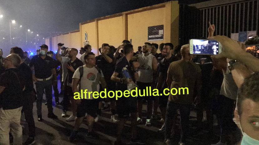 Salvezza Cosenza: esplode la gioia dei tifosi all’esterno del San Vito preview