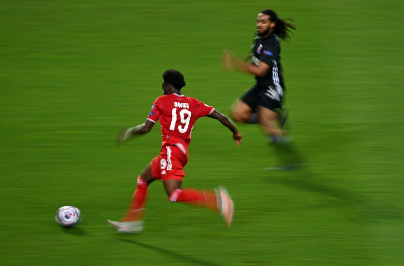 Bayern Monaco, lesione al legamento della caviglia per Davies preview