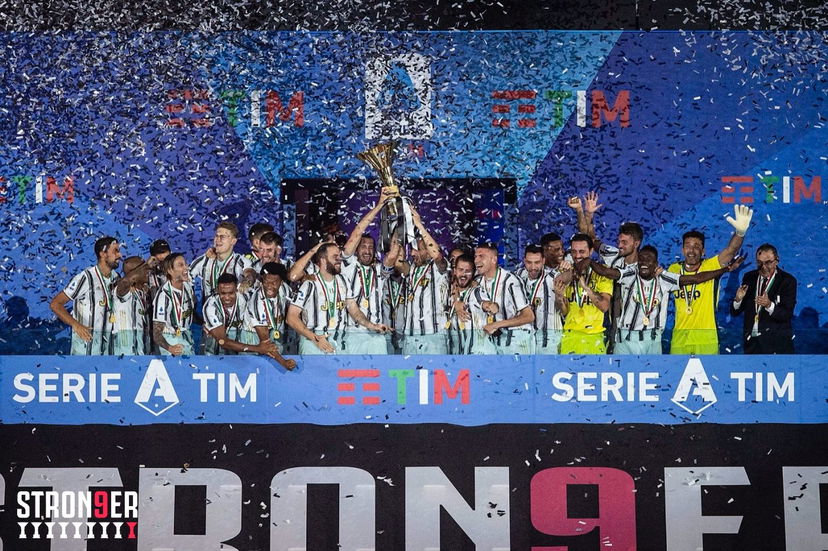 Juventus, tra champagne e sorrisi: la notte della premiazione preview