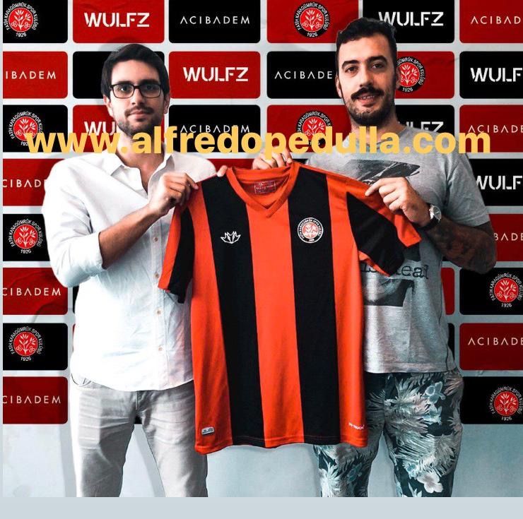 Viviano al Fatih Karagumruk: la foto dopo la firma preview