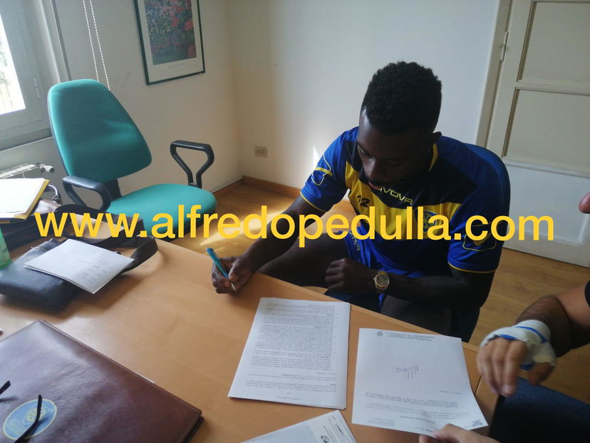 Doumbia alla Carrarese: la foto della firma preview