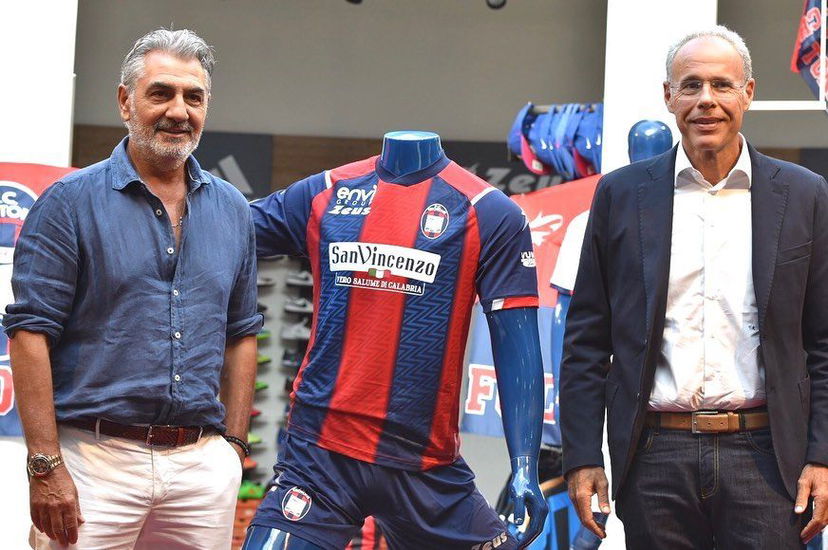 Il Crotone presenta la nuova maglia preview