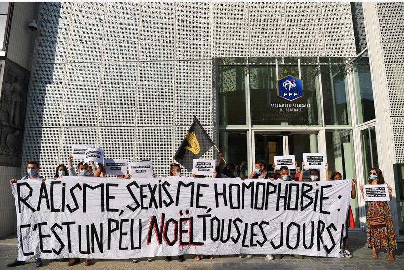 Francia, manifestazione antirazzista sotto la sede della FFF: nel mirino il presidente Le Graët preview