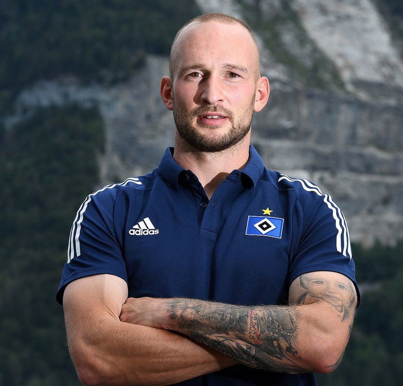 Amburgo, follia Leistner: il difensore aggredisce un tifoso della Dinamo Dresda sugli spalti preview