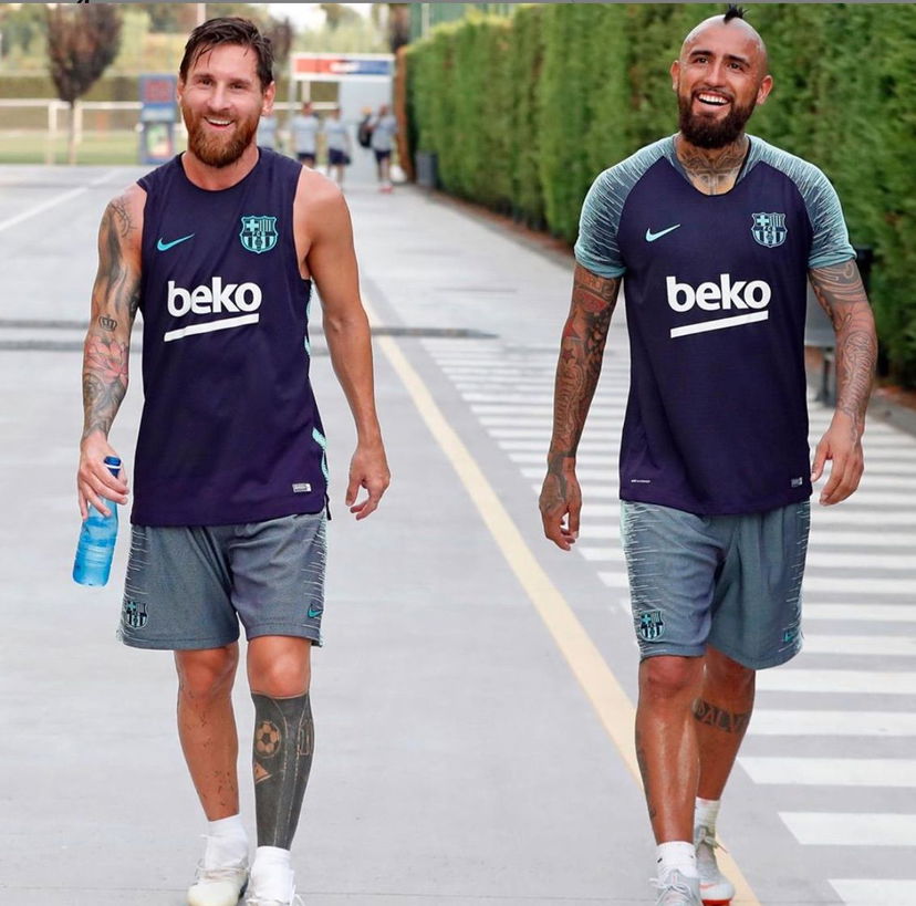 Messi: “Arturo, ti auguro il meglio. Ci incroceremo di nuovo”. E Vidal risponde: “Orgoglioso di aver giocato con te” preview