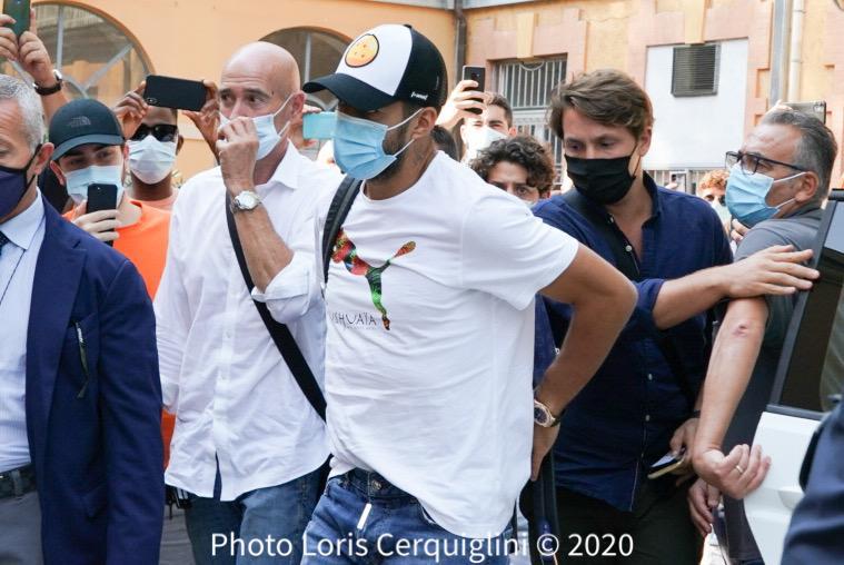 Suarez, le intercettazioni: “L’abbiamo stradato bene ma se i giornalisti fanno due domande in italiano…” preview