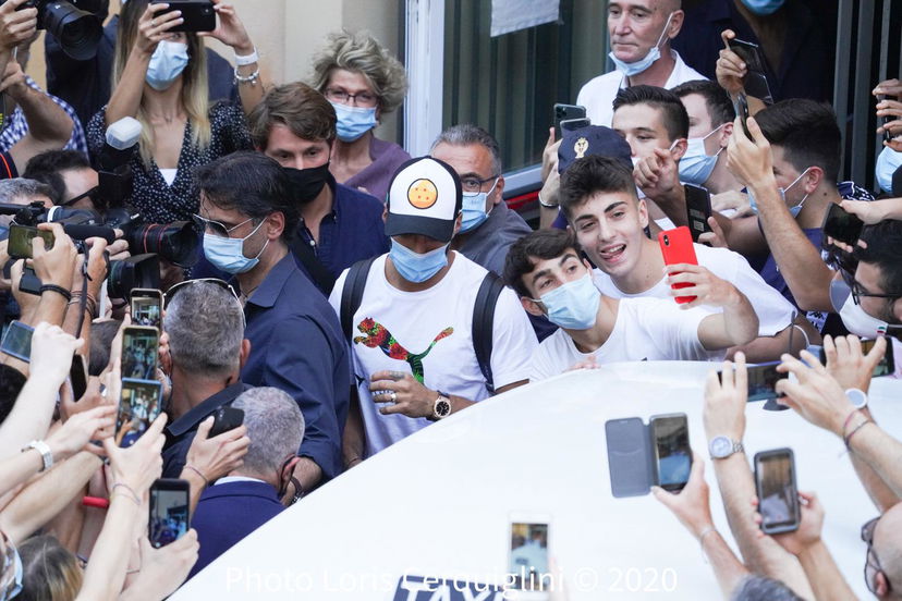 Suarez, le intercettazioni: “Non coniuga i verbi, parla all’infinito, ma guadagna 10 milioni e deve passare” preview