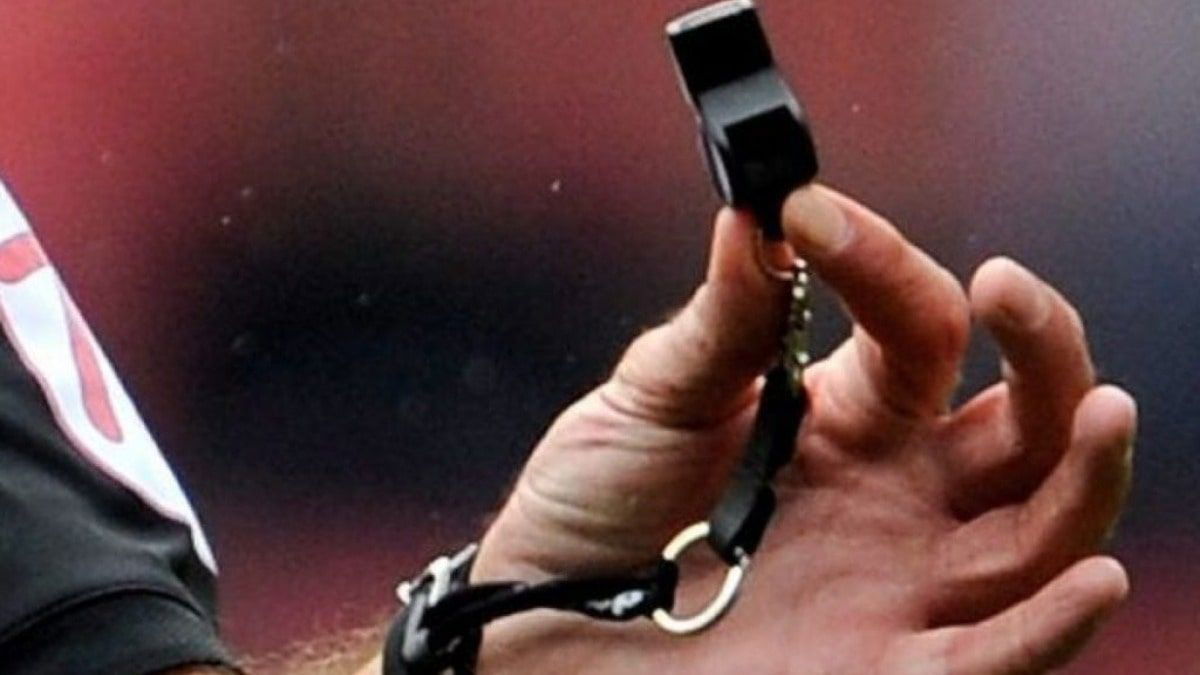 Bologna-Verona: colpo di scena dopo 3 minuti. Si fa male l’arbitro Abisso. Camplone prende il suo posto article-post