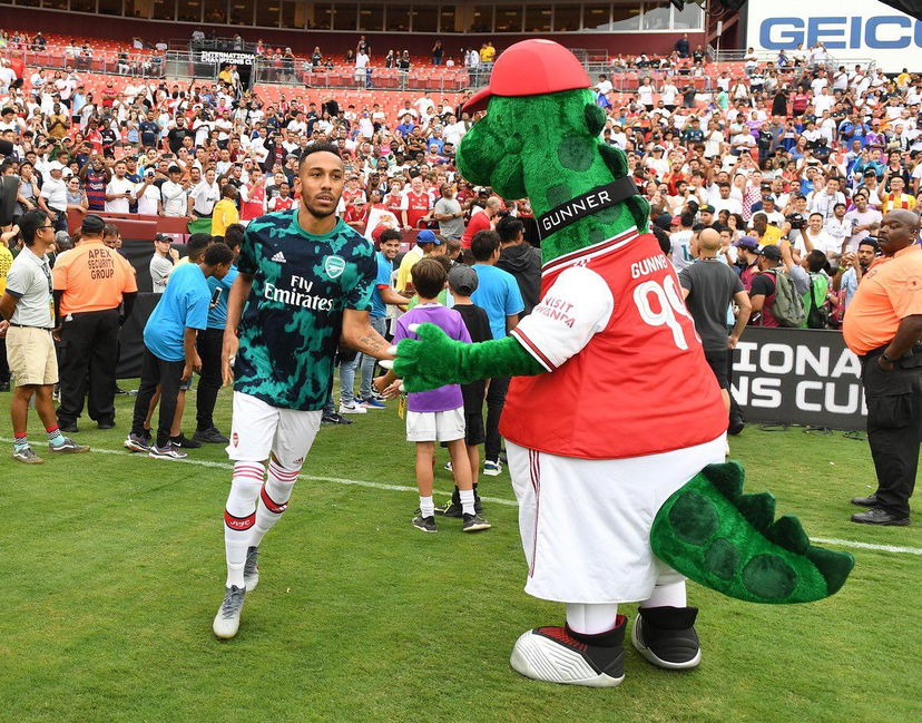 L’Arsenal licenzia la mascotte Gunnersaurus: Ozil si offre di pagargli lo stipendio preview