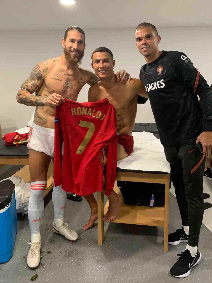 Sergio Ramos e Ronaldo di nuovo amici. CR7 gli regala la maglia (con dedica) preview