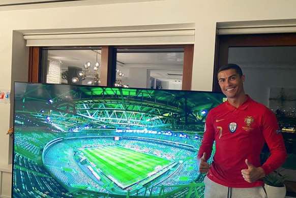 Cristiano Ronaldo, il primo post social da Torino è per il Portogallo preview