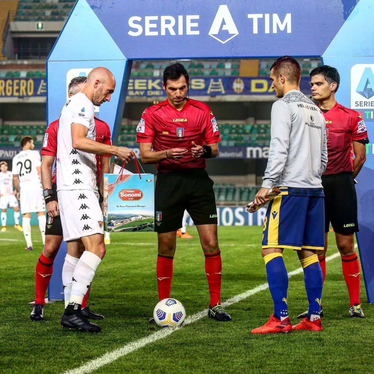 Barak show, il Verona stende il Benevento: inutile il gol di Lapadula article-post