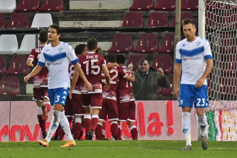 La Reggina si sblocca, Taibi esulta e assiste da solo alla partita in curva preview