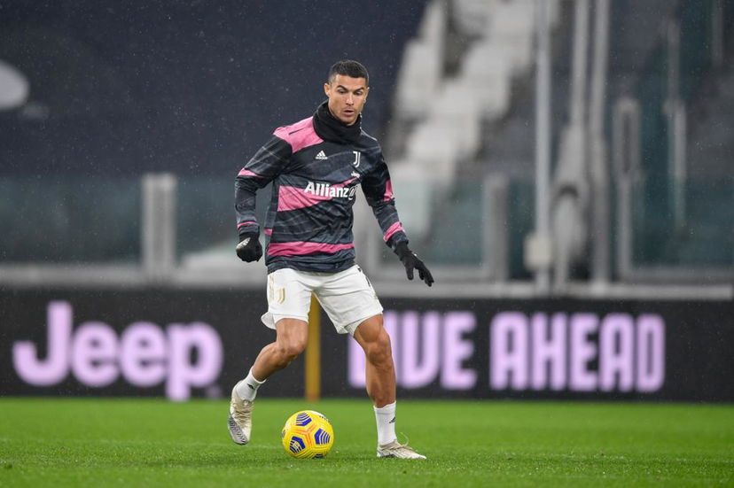 Juve, maglia celebrativa a Cristiano Ronaldo per i 750 gol in carriera preview