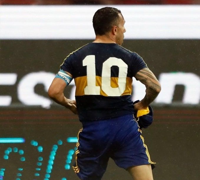 Tevez segna con il Boca Juniors ed esulta con la maglietta di Maradona preview