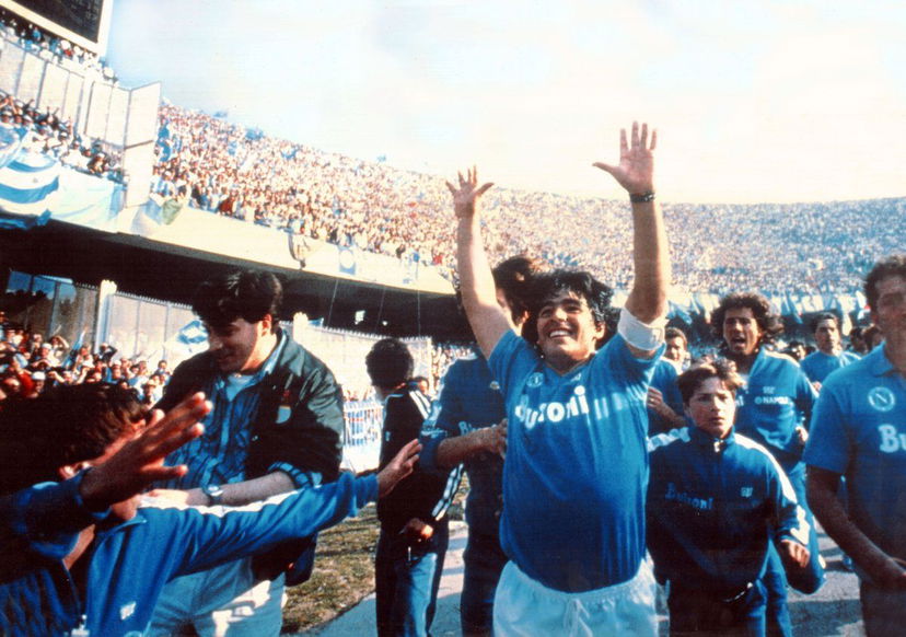 Il Napoli ricorda Maradona: “Una settimana senza di te, sarai sempre nei nostri cuori” preview