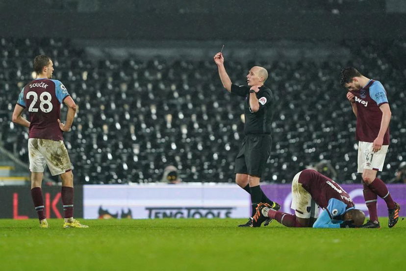 Premier, minacce di morte a Mike Dean. L’arbitro sporge denuncia alla polizia preview