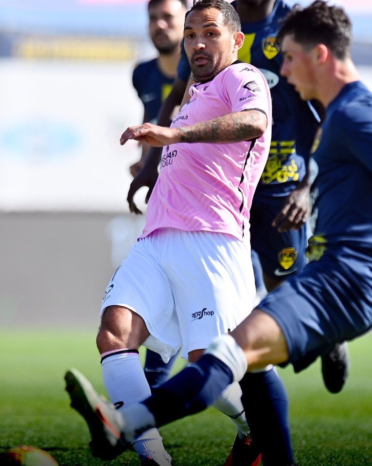 Palermo, Santana recordman: decide il derby col Catania e diventa il primo rosanero a segnare in ogni categoria preview