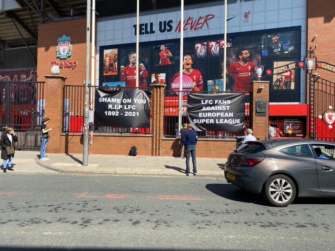 Super Lega, i tifosi del Liverpool non ci stanno: “Toglieremo le nostre bandiere dalla Kop” article-post