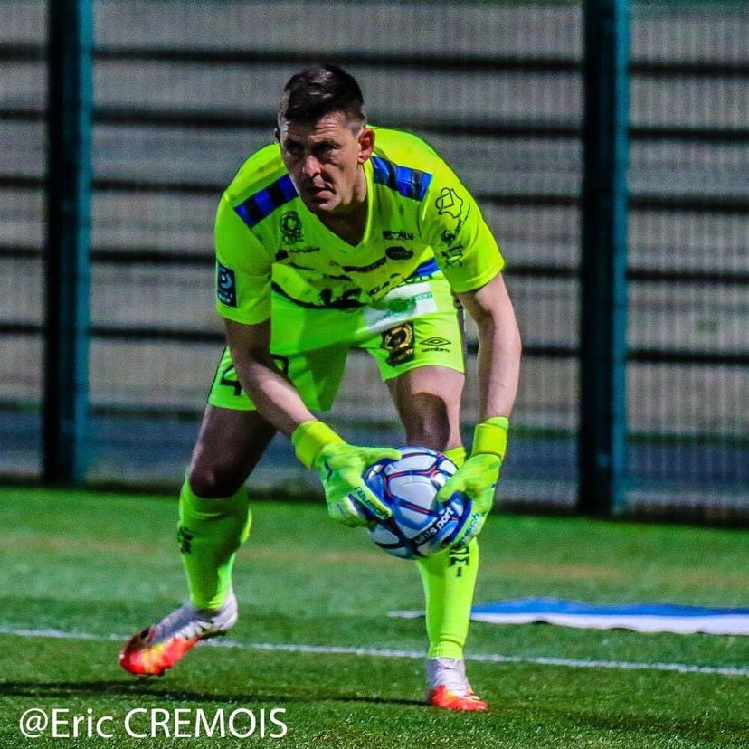 Ligue 2, al Chambly si fanno male tutti i portieri. Entra l’allenatore e la squadra vince 2-0 preview