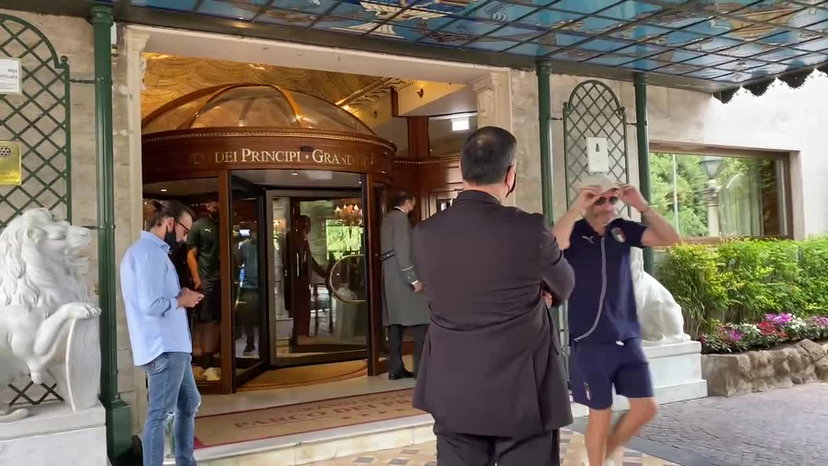Donnarumma lascia l’hotel accompagnato da Vialli. Il video preview