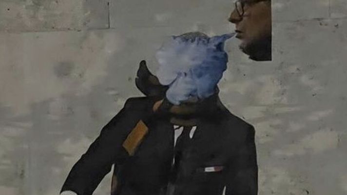 A Roma è già derby, coperto il murales di Mourinho con il fumo di Sarri preview