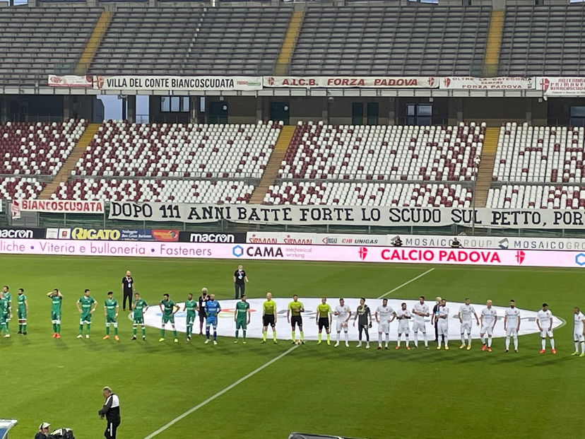 Tensione Avellino-Padova. Da cori razzisti dell’andata, a offese sui social. I comunicati dei club preview