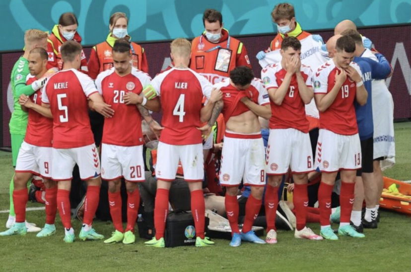 La foto dell’Europeo: la Danimarca unita intorno al suo campione preview