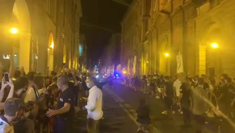 Il delirio dei tifosi a Bologna per l’arrivo di Arnautovic. Il video preview